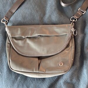 LULULEMON ALL NIGHT FESTIVAL BAG MEDIUM FORREST GREEN 2L micro bag NWT PERFECT